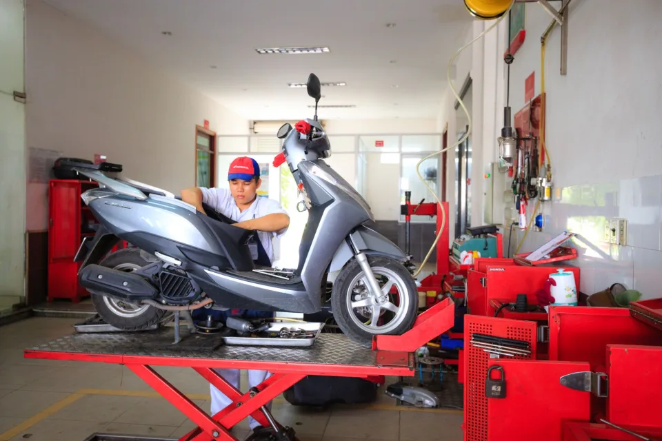 Kệ dầu nhớt, phụ tùng